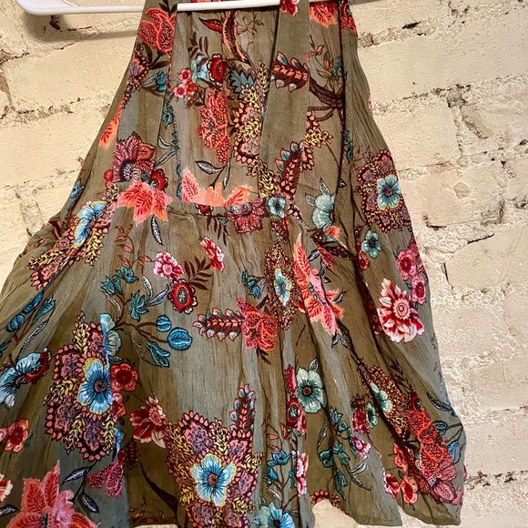 Floral Sleeveless Top - Picture 2 of 4